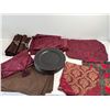 Image 1 : Place Setting Linens & Plates