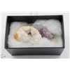 Image 1 : BOX WITH 2 GEODES - 1 AMETHYST AND 1 WHITE