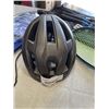 Image 2 : ASSORTED RACQUETS AND BIKE HELMET WITH MIPS AND LED LIGHTS