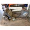 Image 3 : TABLE TOP GRINDER - WORKING