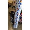 Image 1 : GOLF BAG W/ PUTTER, RAKE, AND UMBRELLA