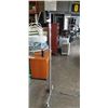 Image 2 : COMMERCIAL CLOTHING RACK