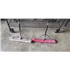 Image 2 : 2 COMMERCIAL PUSH BROOMS