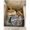 Image 2 : 3 BOXES OF KITCHEN WARE, PLASTIC BOWLS, WATER PITCHERS, ETC