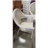 Image 4 : 4 WHITE WICKER PATIO CHAIRS AND 2 SIDE TABLES