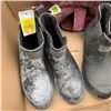 Image 2 : THREE PAIRS OF NEW SIZE 9 FOOTWEAR