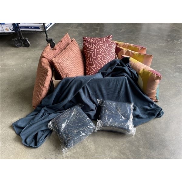NEW CASE OF 9 OUTDOOR THROW PILLOWS WITH 3 NEW OUTDOOR  FLEECE BLANKETS TOTALL RETAIL OVER $250 6 SQ