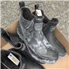 Image 5 : FOUR PAIRS OF NEW SIZE 9 FOOTWEAR