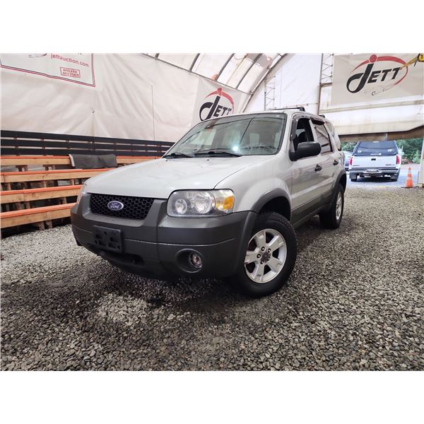 2006 FORD ESCAPE, WHITE, 247267 KMS, FOUR WHEEL DRIVE. - DC08026