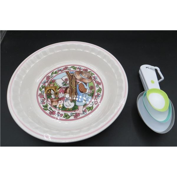 1989 Watkins Country Kids Collectors Pie Plate & Measuring Spoon Set