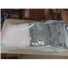 Image 2 : Comforter Set With 4 Pillows