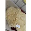 Image 2 : New Zealand Sheepskin Pelt - Measures 41” x 25”