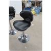 Image 2 : 3 Swivel/Adjustable Bar Stools 