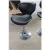 Image 2 : 3 Swivel/Adjustable Bar Stools 