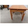 Image 1 : Oak End Table 21'' x 26'' x 21'' 