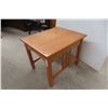 Image 2 : Oak End Table 21'' x 26'' x 21'' 