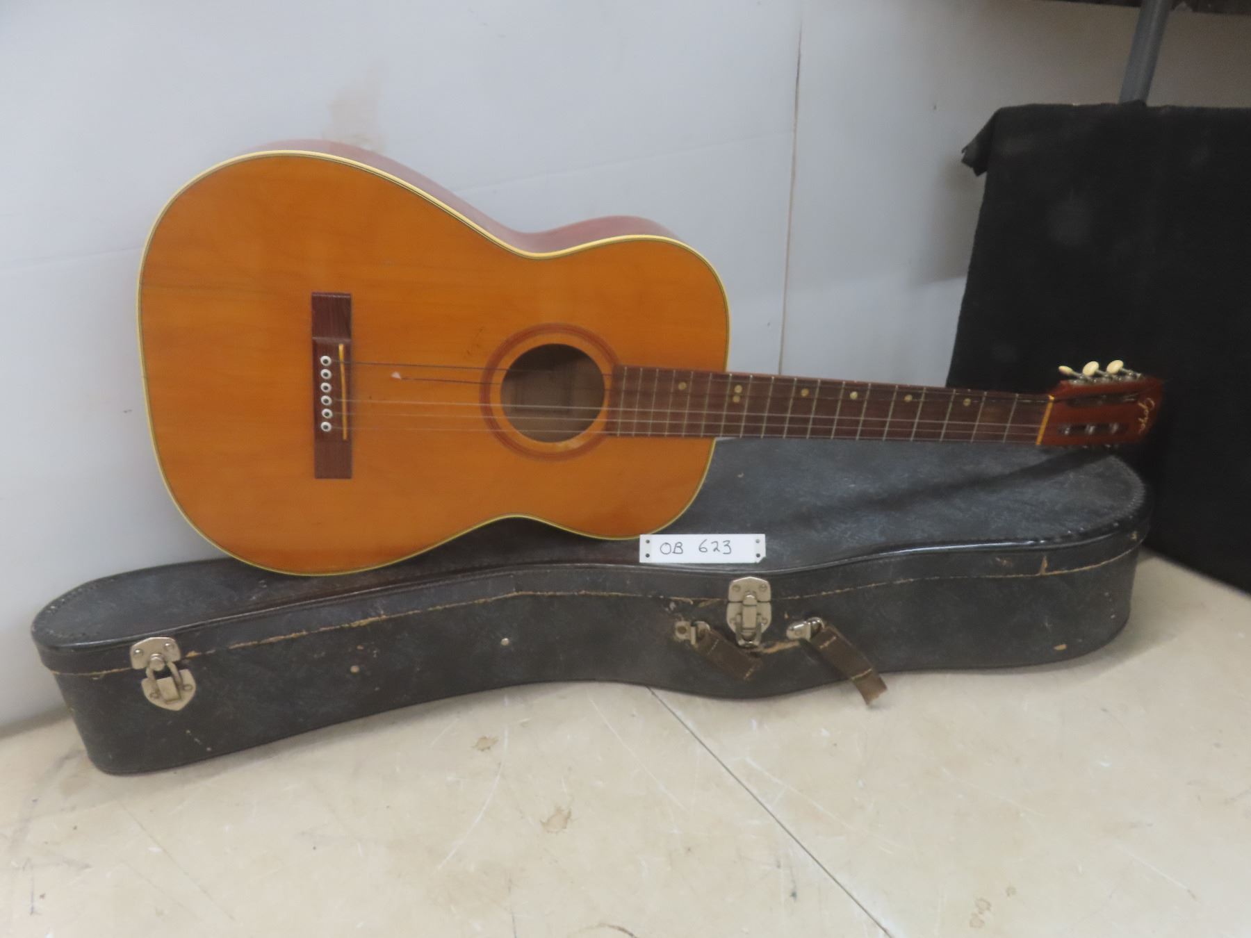 Mred String Missing Case Goya Acoustic Guitar with Hard Case - Missing 2 Strings & Handle Broken ...