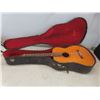 Image 8 : Goya Acoustic Guitar with Hard Case - Missing 2 Strings & Handle Broken on Case