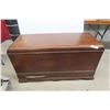 Image 1 : Cedar Chest 25'' x 46'' x 19'' 
