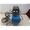 Image 8 : Mastercraft 3-gallon Air Compressor With Hose (works)