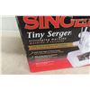 Image 5 : Singer Tiny Serger Machine