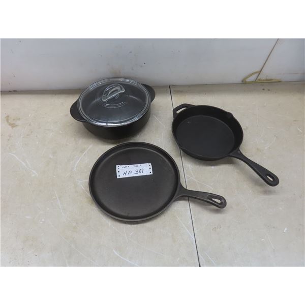 2 Cast Iron Fry Pans And A Pampered Chef Rockcrok With Lid.