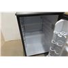 Image 5 : Danby Bar Fridge 27'' x 18'' x 18'' 