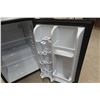 Image 4 : Danby Bar Fridge 27'' x 18'' x 18'' 