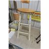 Image 5 : 2 Wood Stools, Folding Gentlemans Stand