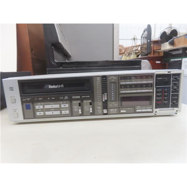 Realistic STA-2700 Stereo Receiver (Working) and Sanyo Beta Hi-Fi Betamax Video Player