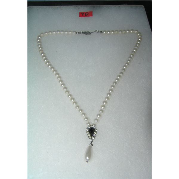 Pearl and simulated stone costume jewelry necklace