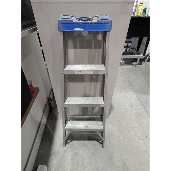 GREY 4 DRAWER FILING CABINET & 4' ALUMINUM LADDER