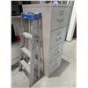 Image 2 : GREY 4 DRAWER FILING CABINET & 4' ALUMINUM LADDER
