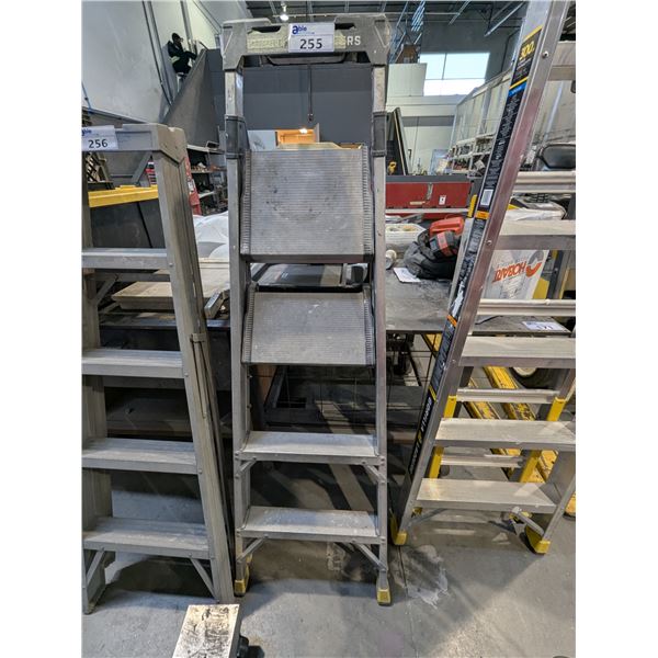 GORILLA LADDERS 5'7" ALUMINUM LADDER, 300LB CAPACITY