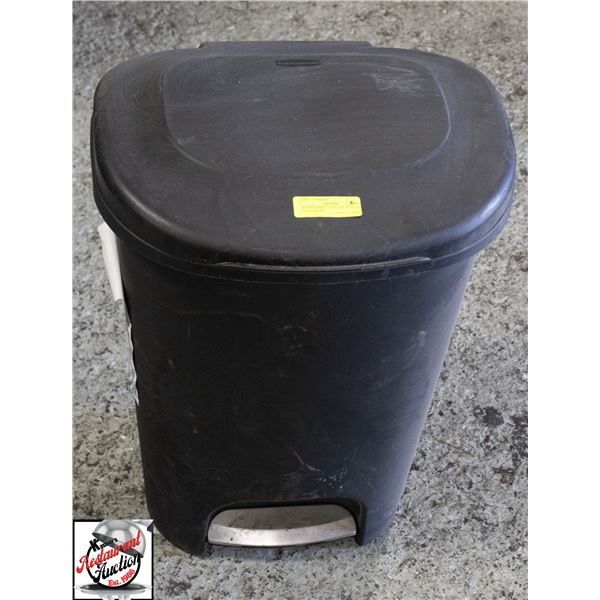 RUBBER MAID 13 GALLON STEP OON GARBAGE BIN