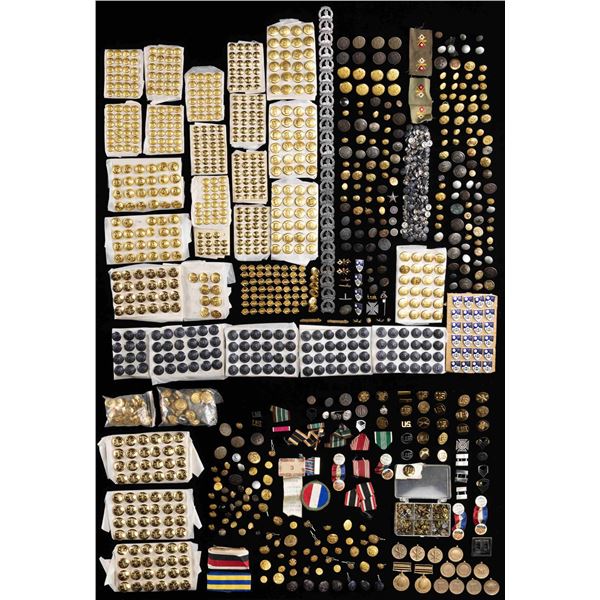 LARGE LOT OF MILITARY BUTTONS AND MEDALS.