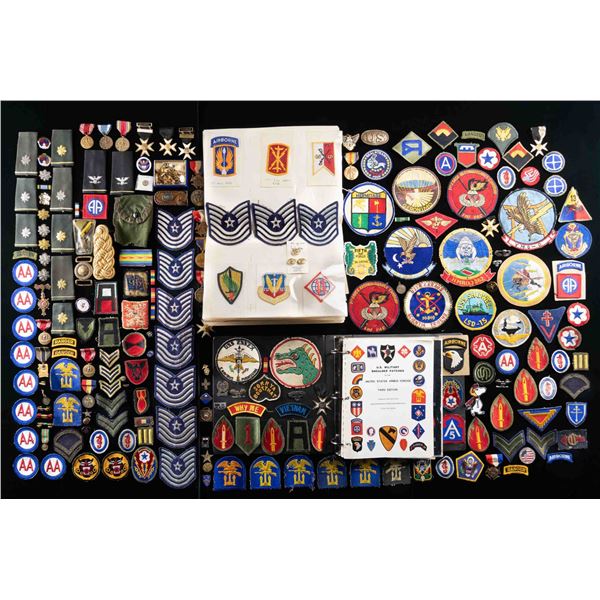 LARGE LOT OF US MILITARY PATCHES, INSIGNIA & MORE.