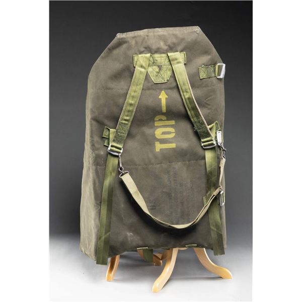 US PARACHUTIST'S WEAPONS AND INDIVIDUAL EQUIPMENT