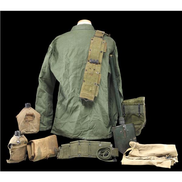 INTERESTING GROUPING OF 20TH CENTURY MILITARIA.