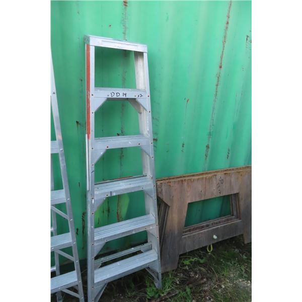 Aluminum Step Ladder , 2 Wood Saw Horses 