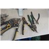 Image 2 : Dewalt Case with Tin Snips, Acculine Pro Laser, Fat Max Tape Measure