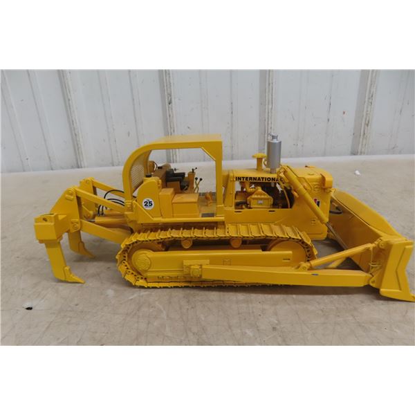 2002 First Gear International Harvester TD-25 Crawler with 