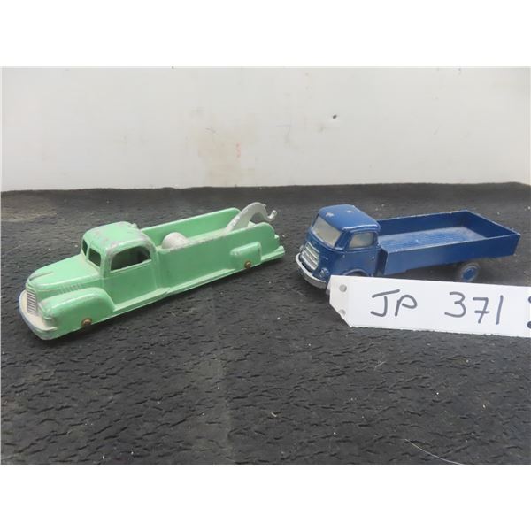 TootsieToy Tow Truck (1940–50s), 1 5/8" x 6" x 1 3/4", and Lion Car Toy Truck (Made in Holland,