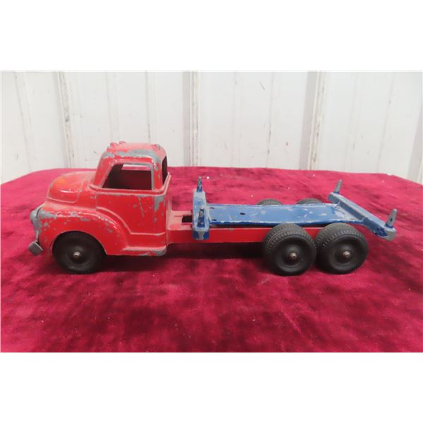 Structo Tandem Log Truck, 1950s, 10" × 3.5"