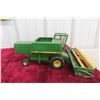 Image 5 : Two John Deere 1/16 Scale Die-Cast Models: 6600 Combine and 5020 Tractor