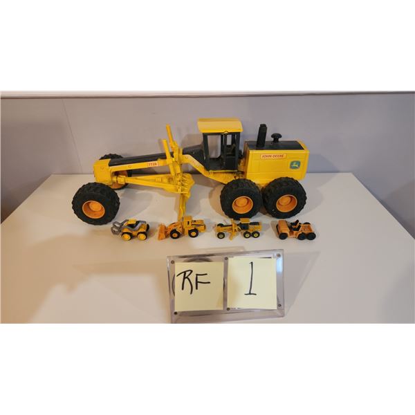 John Deere Ertl 772B Road Grader 22" + 4 Mini JD Replicas.