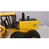 Image 2 : John Deere Ertl 772B Road Grader 22" + 4 Mini JD Replicas.