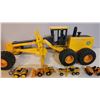 Image 4 : John Deere Ertl 772B Road Grader 22" + 4 Mini JD Replicas.