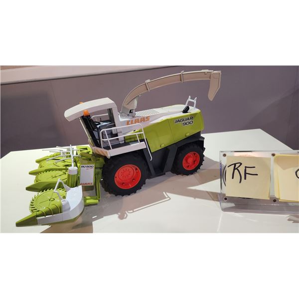Bruder Claas Jaguar 900 Field Chopper 1/16 w/ Rotating Spout.