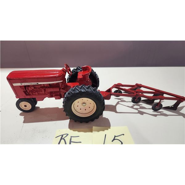 International Tractor 1/16 + 3-Furrow Plow 16".